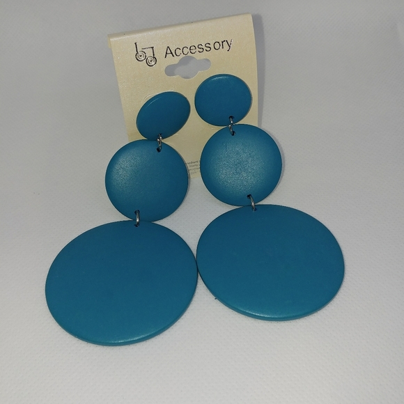 Gorgeous vintage style dangle earrings. - Picture 2 of 4